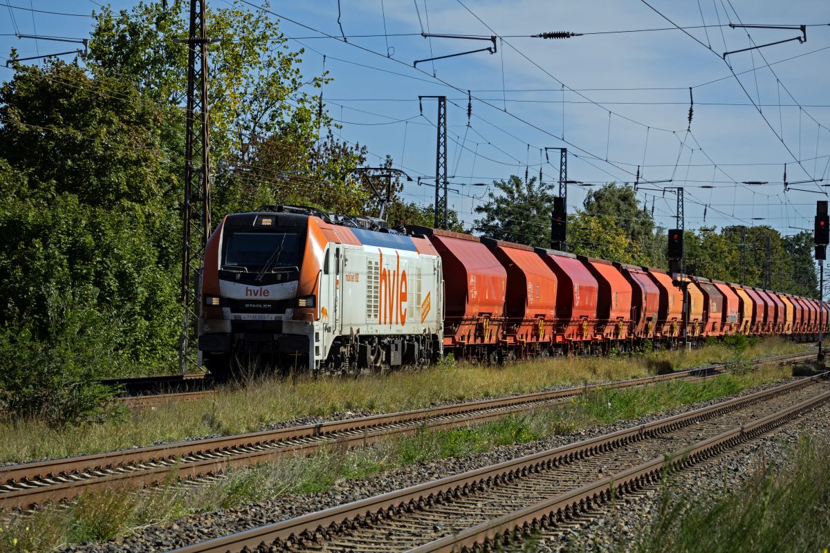 Die Euro Dual-Lokomotive 2159 223 der hvle ist am 24.09.25 mit einem Ganzzug Selbstentladewagen in Saarmund unterwegs in Richtung Westen.