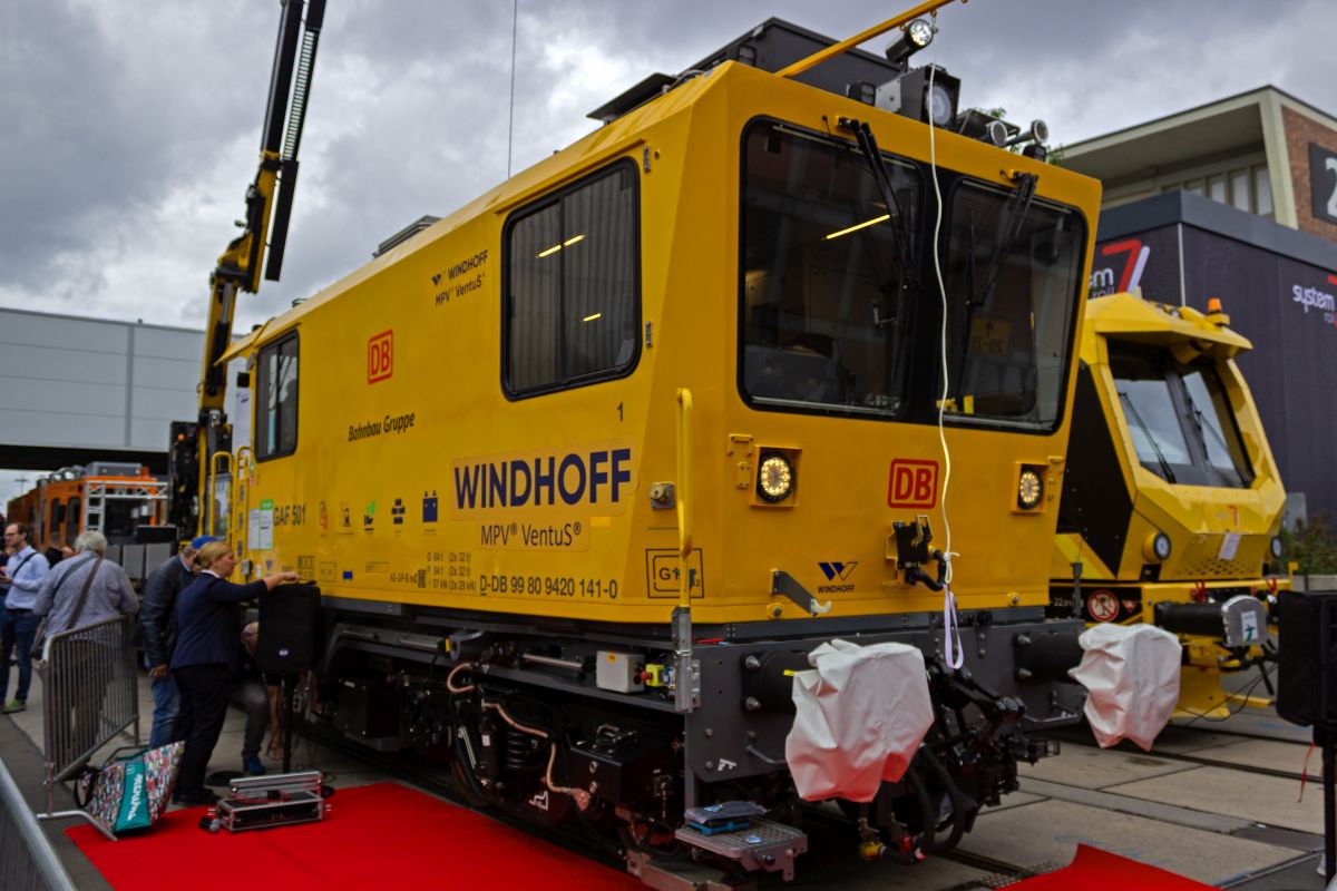 Die Firma Windhoff pr�sentierte auf der InnoTrans unter anderem dieses moderne Gleisarbeitsfahrzeug vom Typ MPV Ventus, das f�r die DB Bahnbau Gruppe vorgesehen ist.