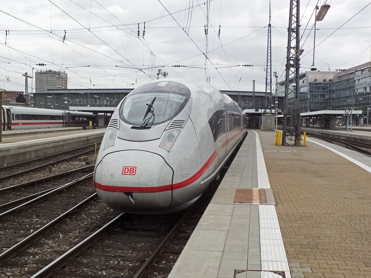 Die Front des 407 015. Während 407 011 genau 400 Meter weiter vorne den Mund nicht zubekam, bekam das Zugpersonal für die Rückfahrt hier wenige Minuten später die Tür nicht auf. Es dauerte, bis man unter Verwendung sämtlicher Schlüssel, Hebel und Tasten dafür gesorgt hatte, dass die Tür sich öffnete.