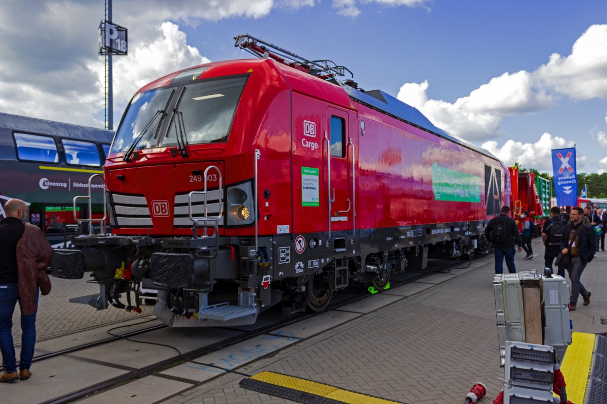 Die f�r DB Cargo vorgesehene 2249 003 vom Typ Siemens Vectron DualMode light auf der InnoTrans 2022.