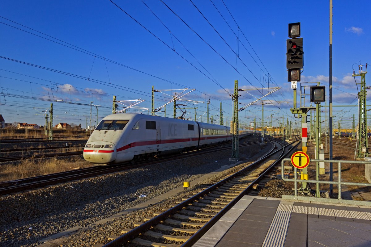 Die ICE der Linie Hamburg-M�nchen �ber Berlin fahren wechselnd �ber Halle und Leipzig, wobei die Z�ge, die in Leipzig halten, einen Fahrtrichtungswechsel durchf�hren m�ssen. 401 019 wird in wenigen Minuten den Bahnsteig im Leipziger Hauptbahnhof erreichen und danach in Richtung S�den weiterfahren.