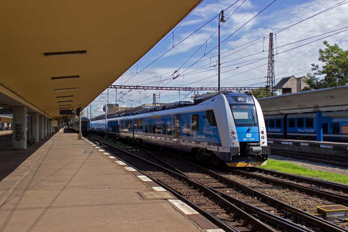 Die InterPanter-Garnitur 660 110 wird f�r die Fahrt nach Brno am Bahnsteig in Praha-Sm�chov bereitgestellt.