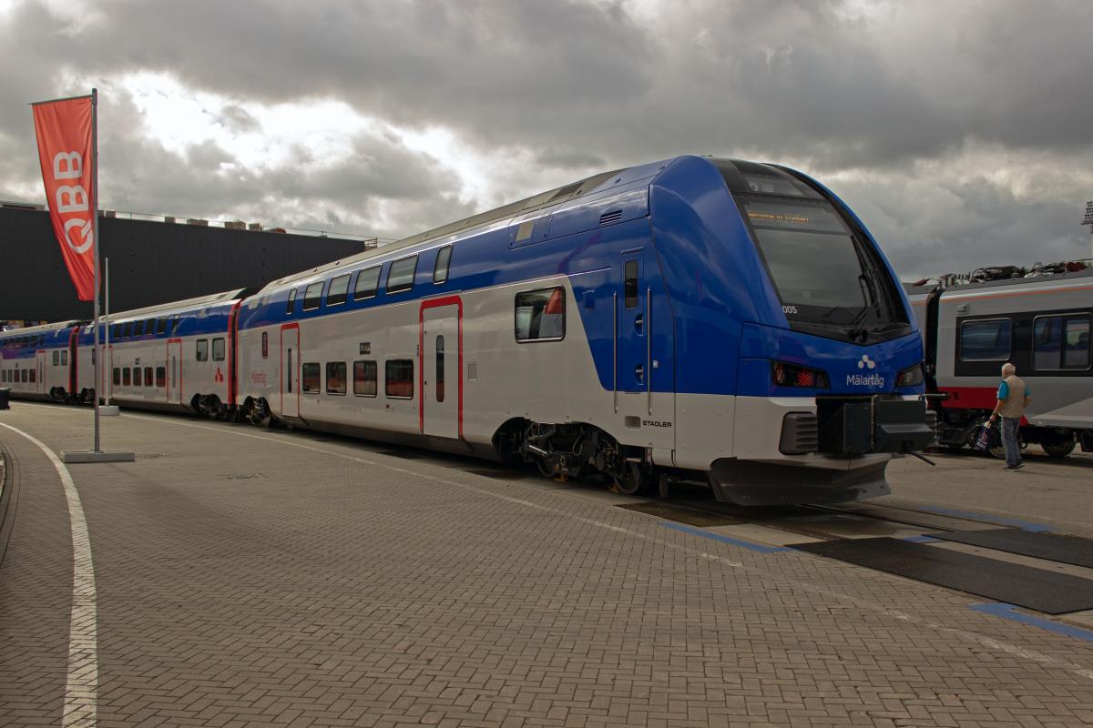 Die KISS-Triebwagen f�r Schweden erreichen eine H�chstgeschwindigkeit von 200 km/h und besitzen daher, wie die Triebwagen der �sterreichischen Westbahn, einfl�glige und druckdichte T�ren.