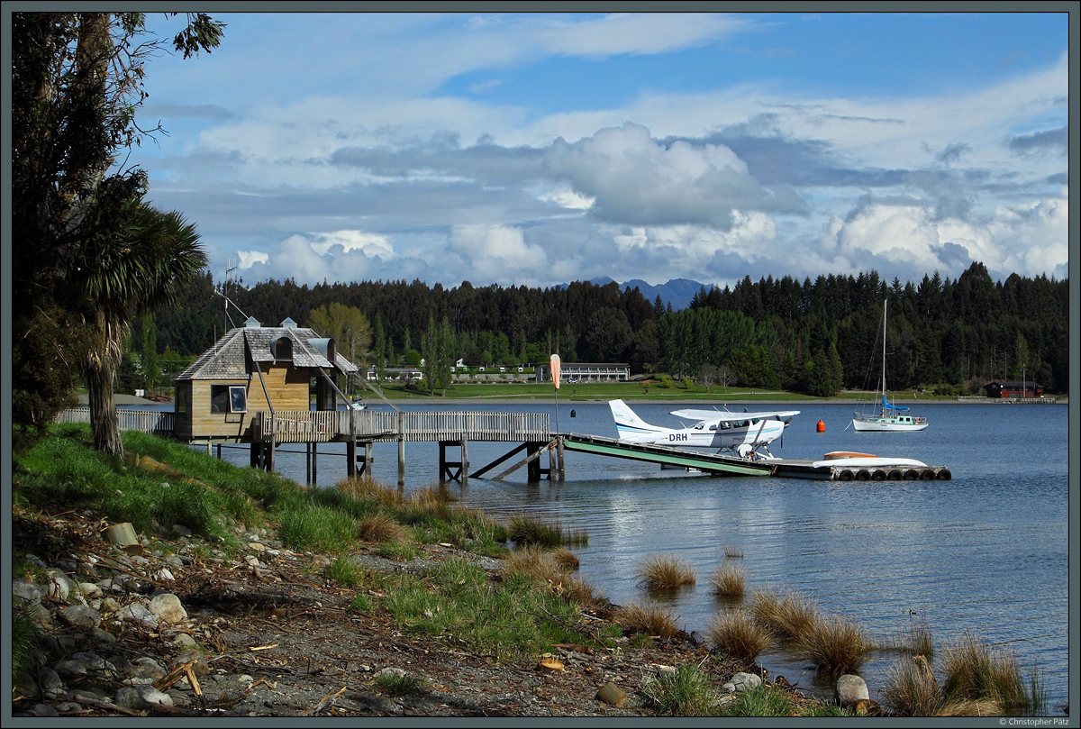 Die kleine neuseeländische Fluggesellschaft Wings & Water bietet ab Te Anau Rundflüge mit der Cessna U206C Super Skywagon ZK-DRH an. Am 25.10.2016 wartet die Maschine am Anleger in Te Anau am gleichnamigen See auf Gäste.