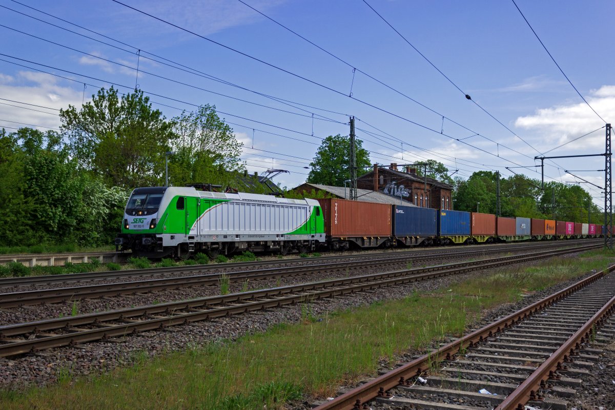 Die langfristig von Railpool an die Salzburger Eisenbahn (SETG) vermietete 187 302 muss mit ihrem G�terzug einen Zwischenhalt in Niederndodeleben einlegen, um einen Zug des Fernverkehrs �berholen zu lassen.