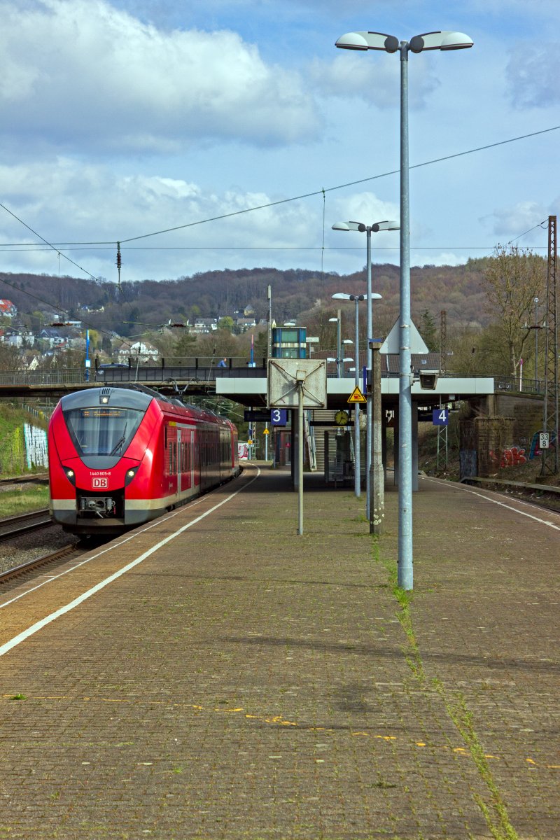 Die Linie S8 ist die letzte von der DB bediente Nahverkehrslinie auf dem Wuppertaler Stadtgebiet. 1440 305 und ein weiterer Triebwagen halten auf dem Weg nach M�nchengladbach am 03.04. in Wuppertal-Sonnborn.