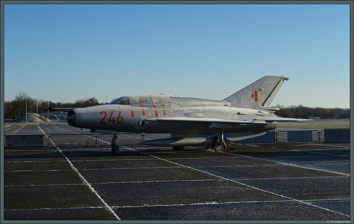 Die MiG-21US Nr. 246 (ex NVA), ein ehemaliges Schulungsflugzeug, steht bereits seit längerem auf dem Flugplatz Stendal-Borstel. Maschinen dieses Typs waren auch in Stendal stationiert. (18.01.2019)
