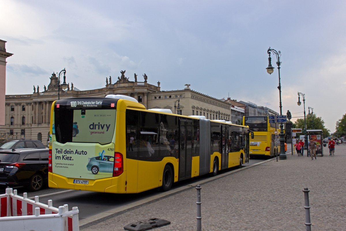Die neuen Citaro-Busse der BVG besitzen auch in der Heckscheibe eine Anzeige f�r das Fahrtziel. Wagen 4797 h�lt an der Haltestelle Staatsoper. Der MAN DD im Hintergrund hat anscheinend einen Defekt erlitten und wird die Haltestelle auch in den folgenden Minuten nicht verlassen.