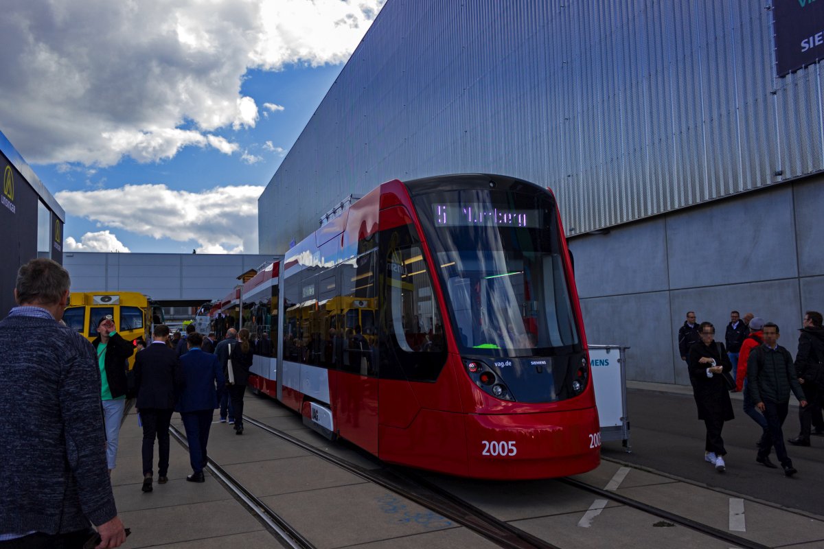 Die N�rnberger Verkehrsbetriebe VAG beschaffen derzeit bei Siemens Stra�enbahnen vom Typ Avenio. Wagen 2005 war auf der InnoTrans ausgestellt.