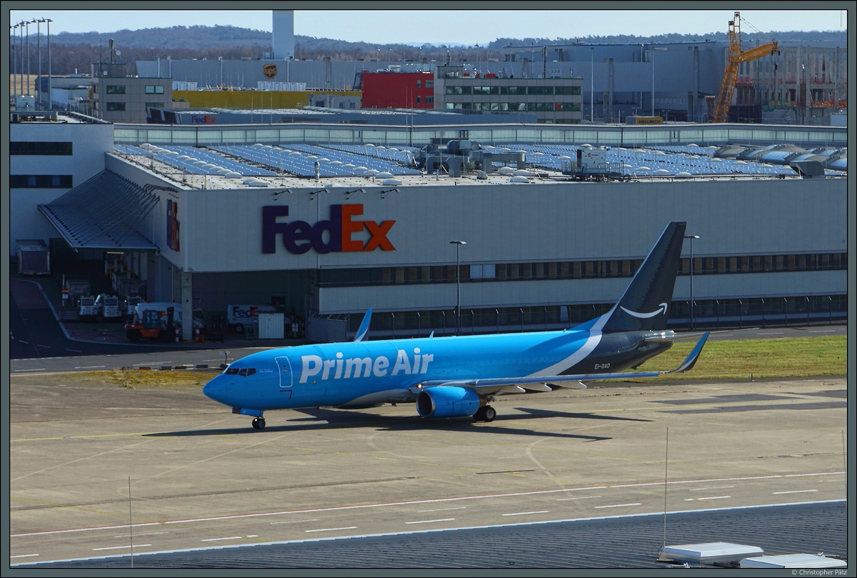 Die in Prime-Air-Farben beklebte 737-800F EI-DAD der ASL Airlines Ireland rollt am 23.02.2022 in Köln/Bonn zur Startbahn.