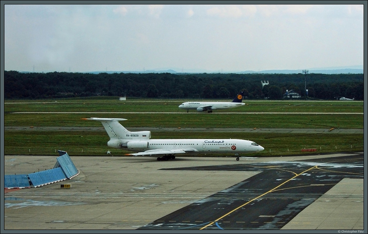 Die RA-85829, eine Tu-154M der S7 Airlines noch in der Bemalung der Siberia Airlines, rollt auf dem Flughafen Frankfurt am 13.08.2007 zur Startbahn. Die ikonische Sowjetmaschine war zu diesem Zeitpunkt bereits seit 20 Jahren im Einsatz. Im Hintergrund eine A320 der Lufthansa. Das Foto ist eines meiner ersten halbwegs brauchbaren Flugzeugbilder.