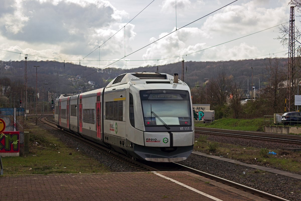 Die von der Regiobahn �bernommenen Integral-Triebwagen werden nach und nach im Design des Unternehmens umgestaltet und tauschen dabei ihren hellblauen Streifen gegen einen grauen. An 609 111, der hier in Wuppertal-Steinbeck als S28 nach Kaarst unterwegs ist, ist das bereits erfolgt.