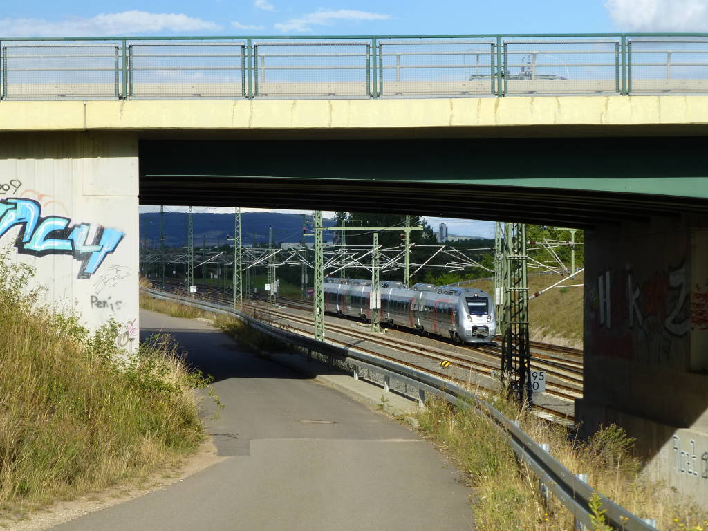 Die Regionalbahn nach Eisenach bei Linderbach, 10.8.16.