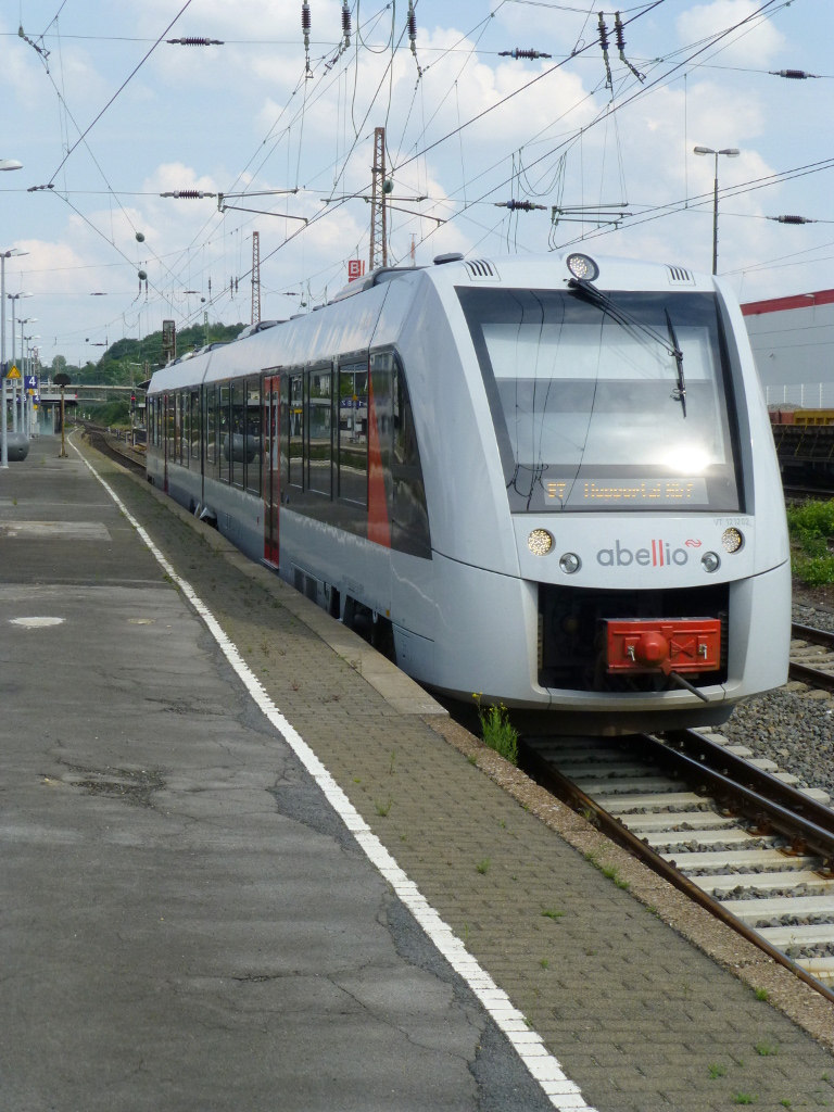 Die S 7 pendelte im Sommer '14 zeitweilig nur zwischen Wuppertal Hbf und W-Oberbarmen sowie in Solingen zwischen dem neuen und dem alten Hauptbahnhof. Das f�hrt zu kurzen Fahrzeiten, geringer Auslastung und Wendezeiten von fast 20 Minuten und einer quasi st�ndigen Belegung von Gleis 4 in Oberbarmen. Hier f�hrt VT 121202 geade aus und macht damit dem wenige Minuten sp�ter ankommenden Gegenzug dan Bahnsteig frei.
