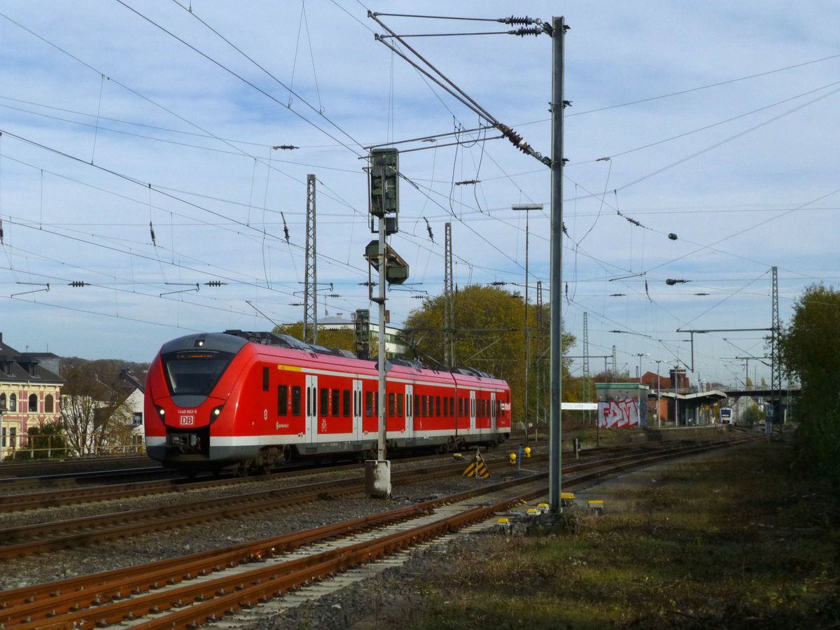 Die S8 bestreitet manche Umläufe mit  Kurzzügen , also einzelnen 1440-Einheiten wie hier dem 1440 302. Gerade in der Hauptverkehrszeit führt das häufig zu Problemen, der VRR erwägt Sanktionen gegen die DB. Dieser mittägliche Zug am 6.11.18 könnte allerdings auch planmäßig nur kurz sein. Ganz hinten ist auch noch die ausfahrende S7 zu sehen.
