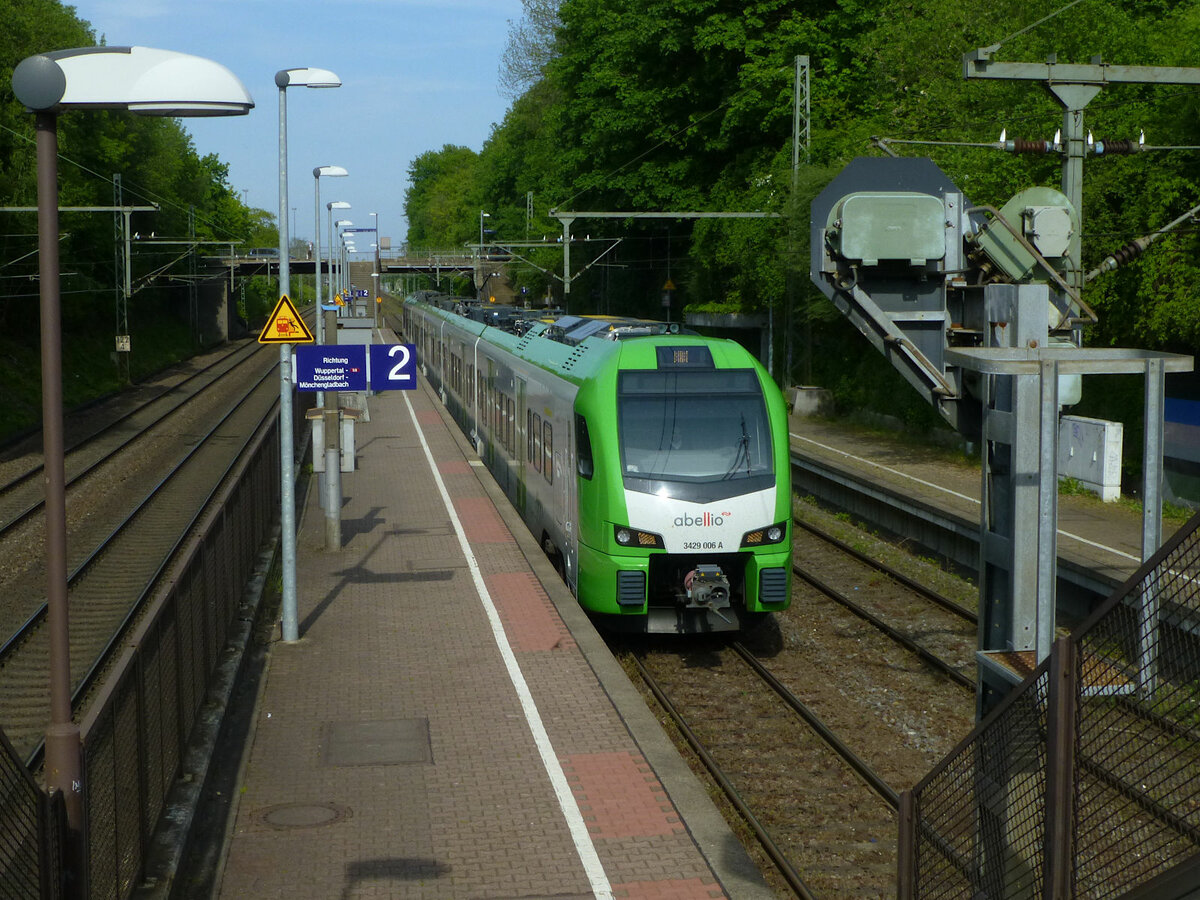 Die S9 ist seit 2020 auch weiter östlich als Wuppertal Hauptbahnhof unterwegs, so wie hier am 7. Mai 2020 im S-Bahn-Haltepunkt Wuppertal-Langerfeld. Vorne 3427 006.
