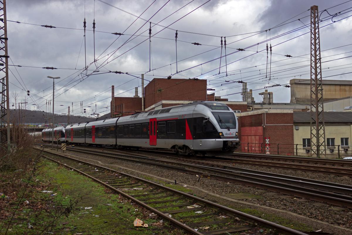 Die Stichstrecke von Letmathe nach Iserlohn wird schon seit langem in einem Fl�gelzugkonzept gemeinsam mit den auf der Ruhr-Sieg-Strecke nach Siegen fahrenden Regionalz�gen bedient. W�hrend der in diesem Bild zu sehende Triebwagen 427 104 nach Siegen f�hrt, wird der hintere Zugteil nach Iserlohn fahren. 