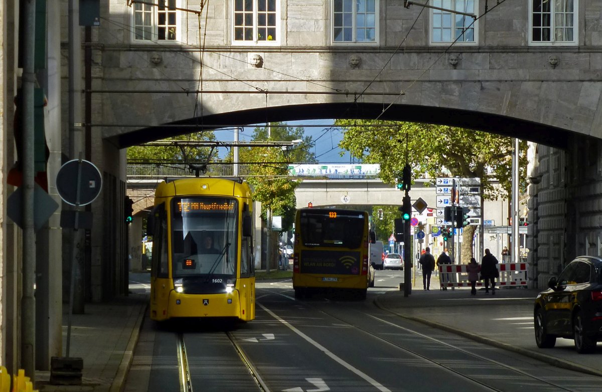 Die Stra�enbahnstrecke durch die M�lheimer Innenstadt unterquert nahe der Station Stadtmitte einen Fl�gel des Rathauses. Wagen 1602 der Ruhrbahn unterquert am 02.10.2019 auf der Fahrt als Zug der Linie 112 von Oberhausen zum Hauptfriedhof ebendieses Geb�ude.
