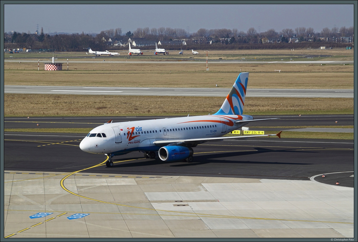 Die türkische Fluggesellschaft Izair verband Izmir mit verschiedenen Zielen in Europa. Am 09.03.2010 ist deren A319-132 TC-IZM in Düsseldorf gelandet. 2018 wurde die Fluggesellschaft mit Pegasus Airlines verschmolzen.