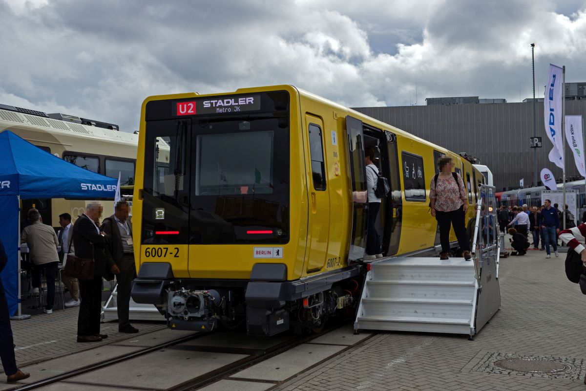 Die U-Bahn-Z�ge der Baureihe JK bestehen aus End- und Mittelwagen, die zu verschiedenen Zugl�ngen zusammengestellt werden k�nnen. Zwischen die beiden Wagen der Einheit 6007, die hier auf der InnoTrans zu sehen ist, k�nnen somit Mittelwagen eingereiht werden, um l�ngere durchgehende Einheiten zu bilden.