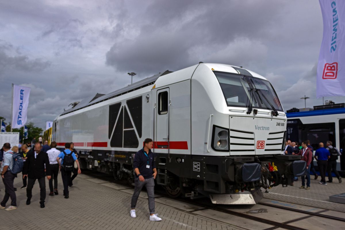 Die Vectron Dual Mode Lokomotiven von Siemens sind bisher nur im G�terverkehr im Einsatz. F�r den Einsatz auf nicht elektrifizierten Strecken, wie z.B. nach Sylt oder ins Allg�u hat DB Fernverkehr derartige Lokomotiven bestellt, die erstmals Einrichtungen f�r Zugheizung und die Zugsteuerung besitzen. Mit der Probelok 2248 500 pr�sentierte Siemens auf der Innotrans 2024 die erste derartig ausger�stete Lokomotive.