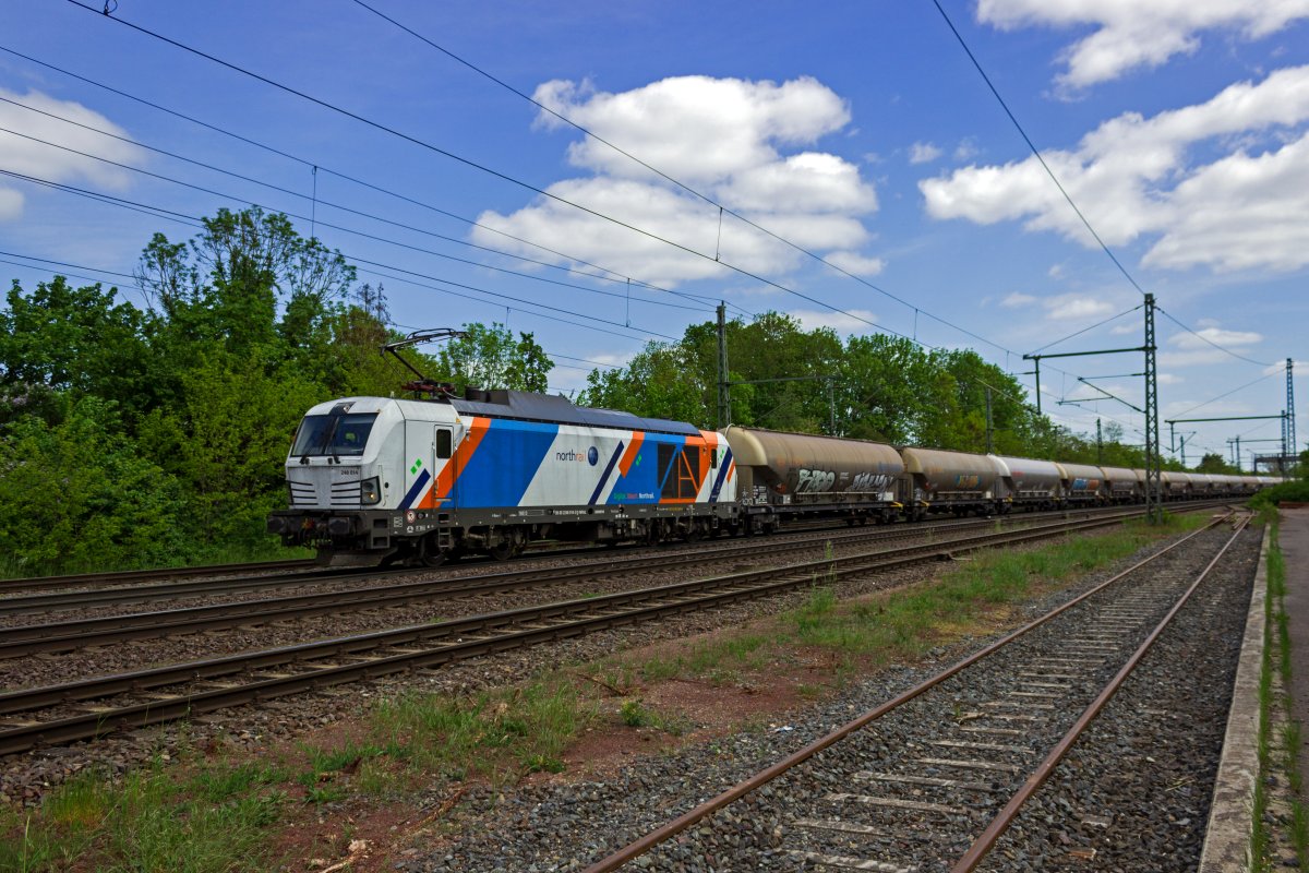 Die Vectron Dual Mode-Lokomotiven von Siemens haben in den letzten Monaten bei zahlreichen EVU neue Einsatzgebiete gefunden. 2248 014, die northrail geh�rt, f�hrt hier am 17.05.23 in Niederndodeleben in Richtung Westen.