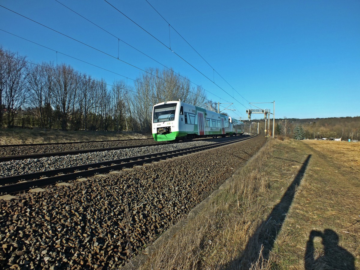 Die VT 002 und 003 der EB streben am 12.3.14 bei Erfurt-Bischleben westw�rts.