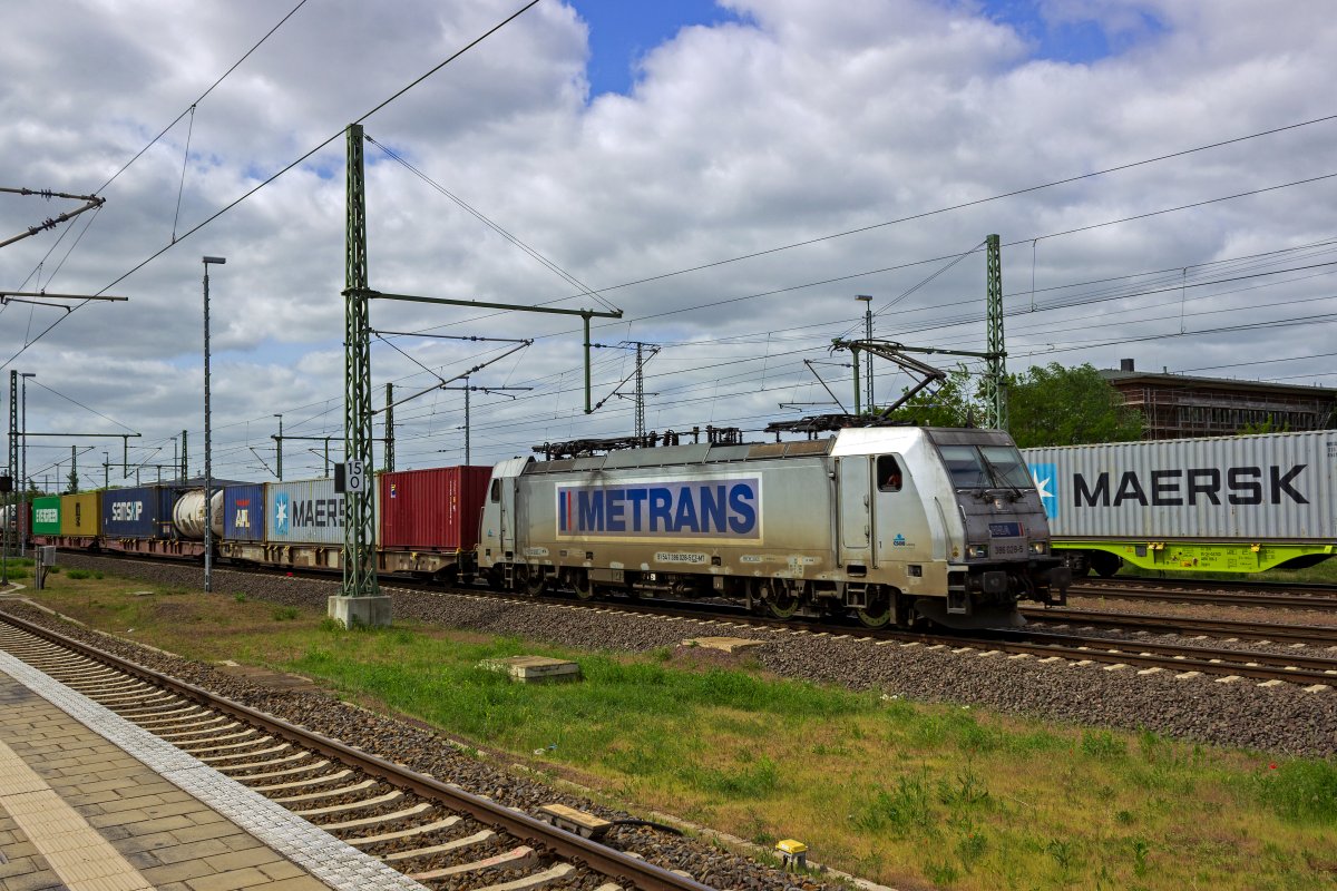 Dieser Zug ist wahrscheinlich unterwegs zu einem der norddeutschen H�fen: 386 028 von Metrans mit einem Containerzug in Magdeburg.