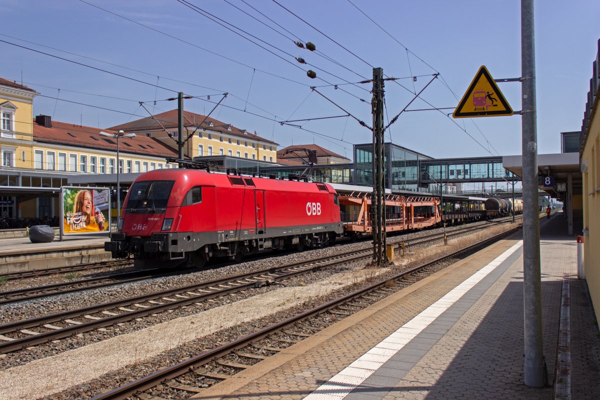 Durch den an der Hauptstrecke von Passau in Richtung N�rnberg gelegen durchfahren zahlreiche aus �sterreich kommende G�terz�ge den Regensburger Hauptbahnhof. So auch 1016 027 mit einem gemischten G�terzug am 26.06.
