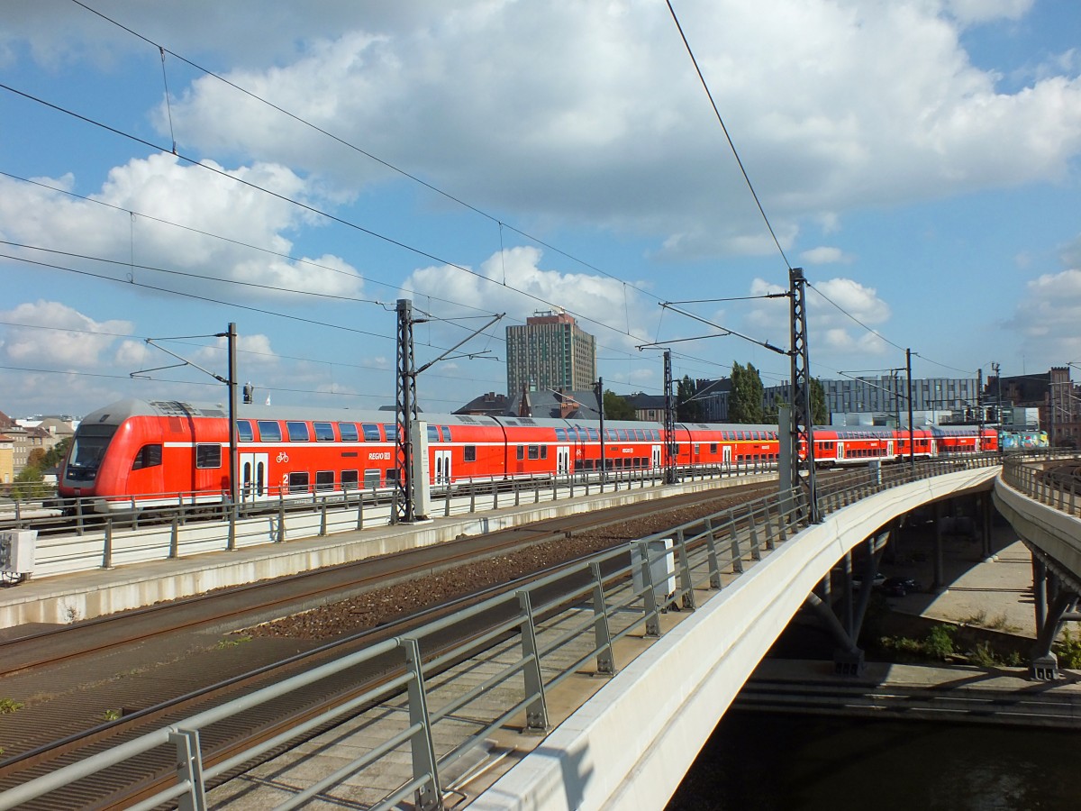 Eigentlich ist diese Fotostelle sehr sch�n. Aber nur, wenn die Z�ge nicht auf Gleis 14 einfahren, so wie dieser RE1 am 2.10.13. Dann sieht man den Zug vor lauter Masten kaum.
RE1 -> Magdeburg