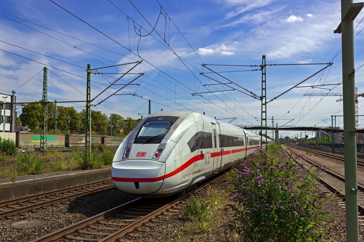 Ein 13-teiliger ICE4, Triebzug 9479 ist am 30.07. in Opladen auf dem Weg in Richtung K�ln.