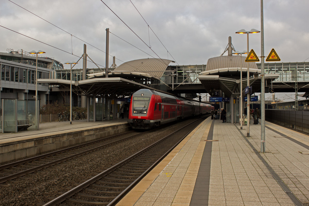 Ein von 146 267 geschobener RE 6 aus Minden hat am 28.12. den Düsseldorfer Flughafenbahnhof erreicht.