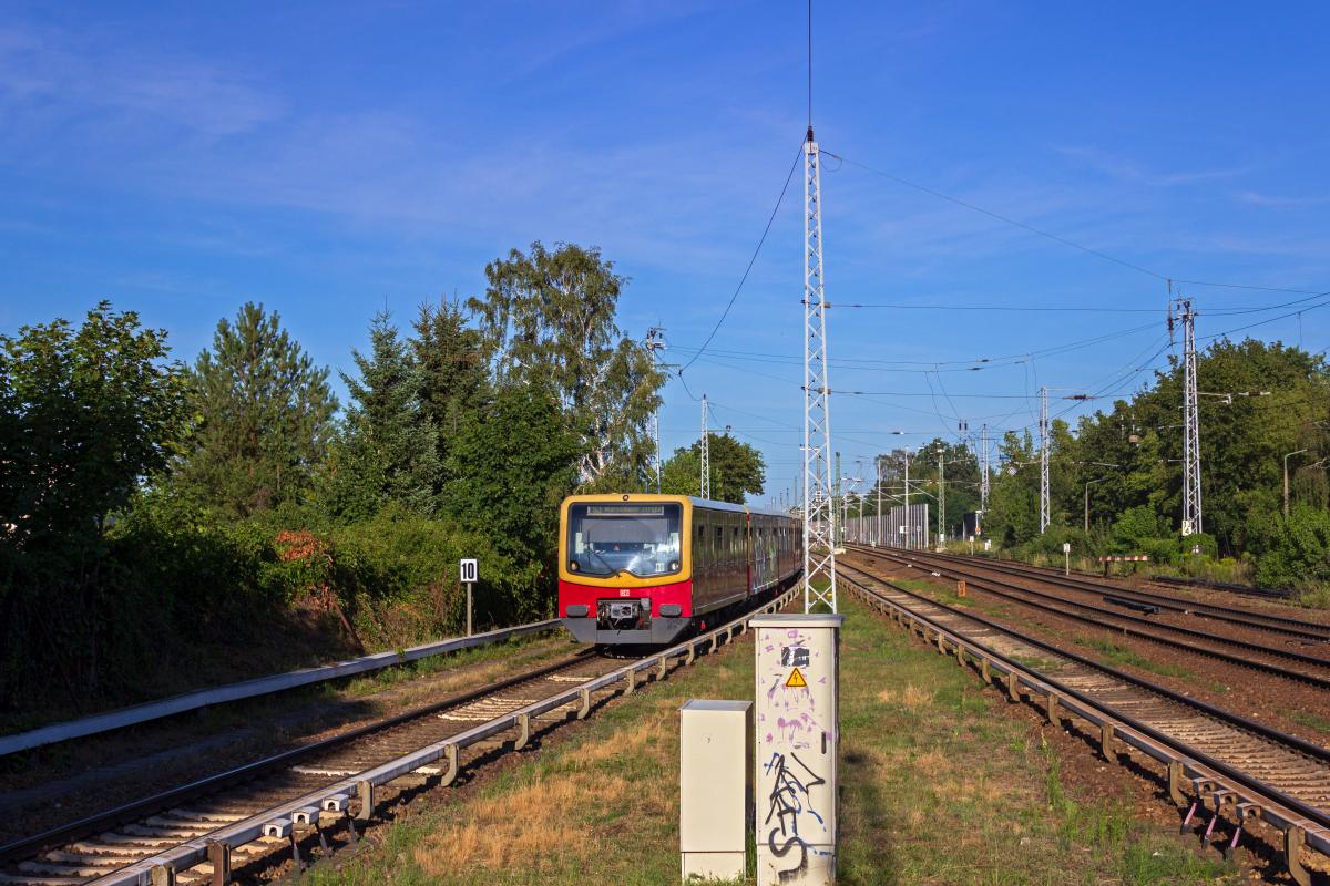 Ein 481-Vollzug als Kurs S3/60 in Berlin-Hirschgarten ein.