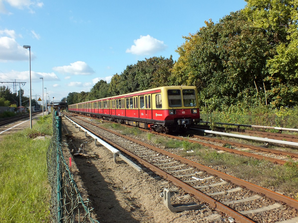 Ein 485er-Vollzug mit 485 085 an der Spitze verl�sst Berlin-Karlshorst. 2.10.13
S3 -> Erkner