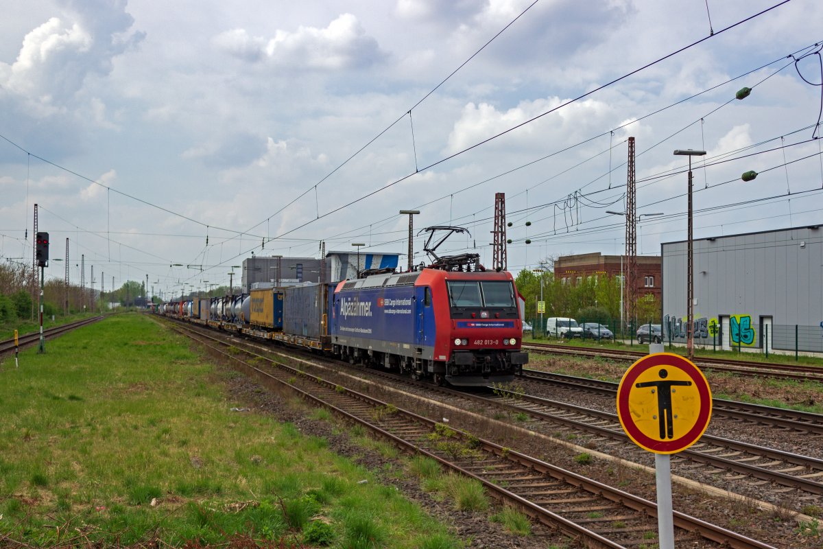 Ein  Alp�z�hmer  der schweizerischen SBB Cargo mit der Nummer 482 013 bef�rderte am 14.04.22 einen Zug des Kombinierten Verkehrs in Hilden in Richtung S�den.