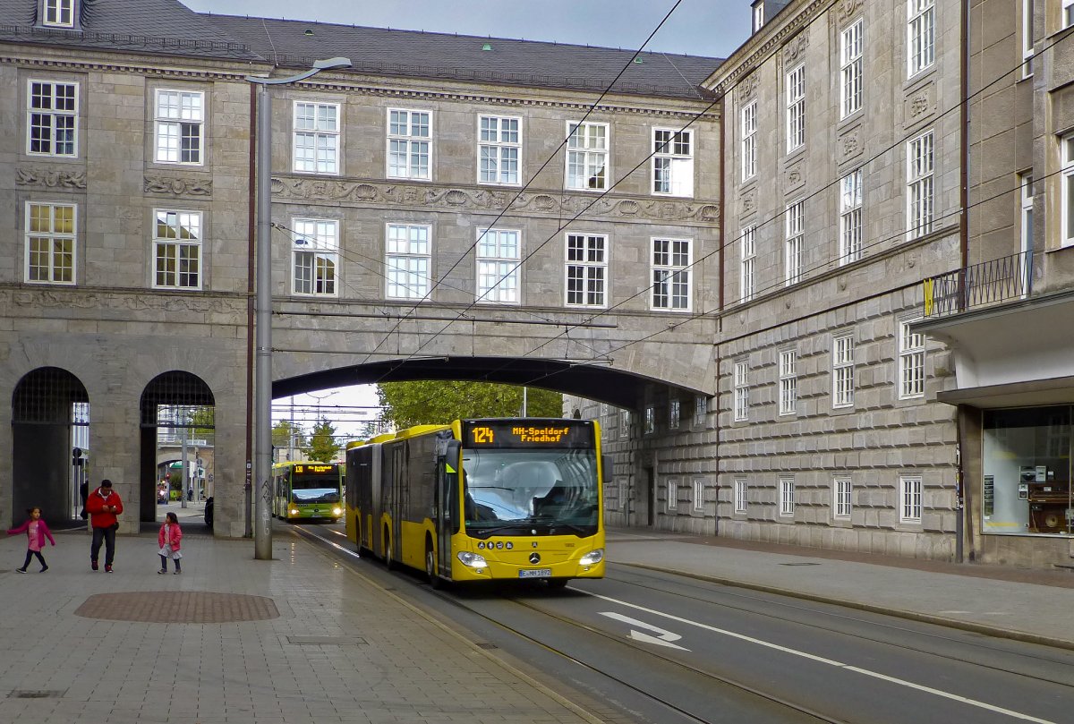 Ein Citaro-Gelenkbus der Ruhrbahn passiert auf der Linie 124 das M�lheimer Rathaus.