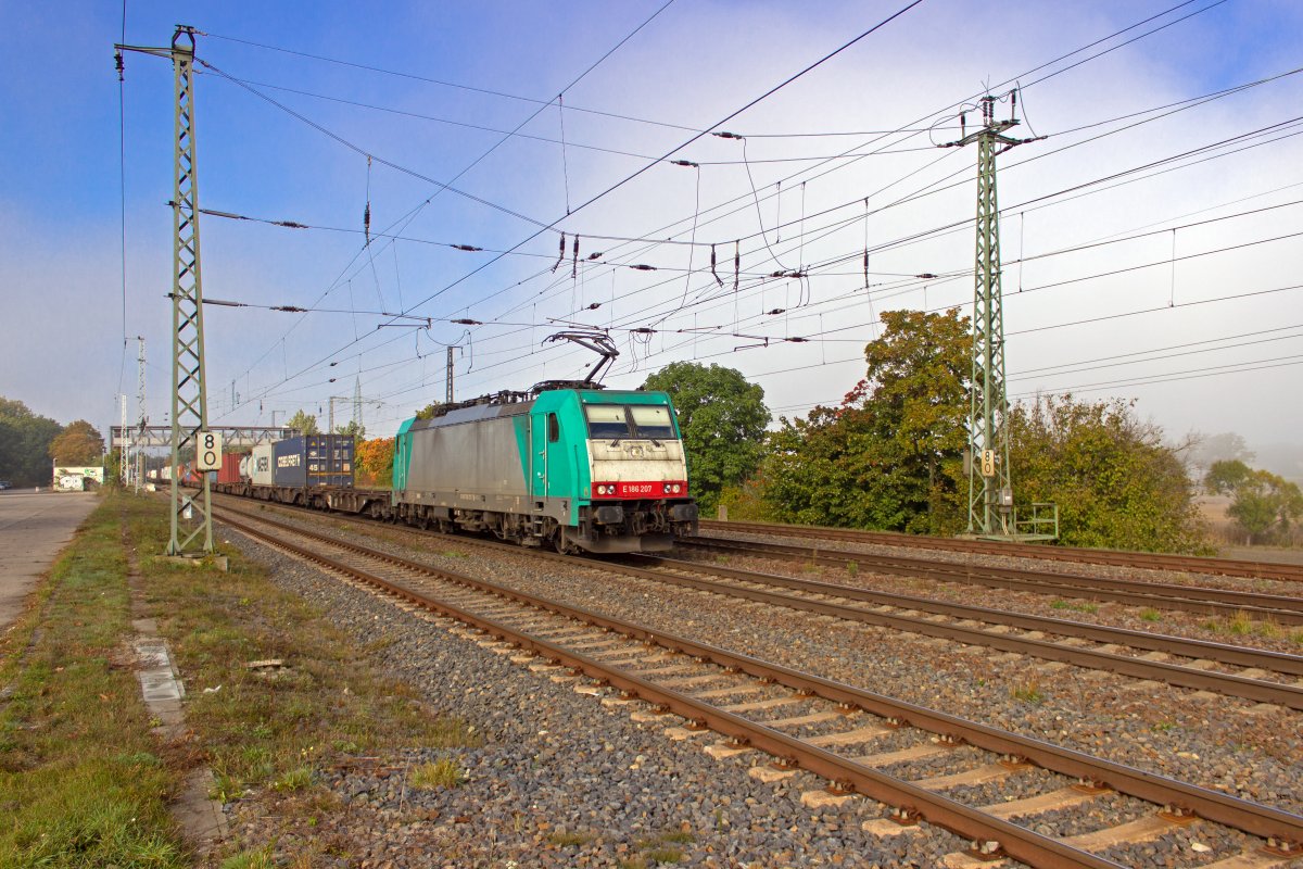 Ein Containerzug mit 186 207 an der Spitze durchf�hrt am 13.10.20 Saarmund.
