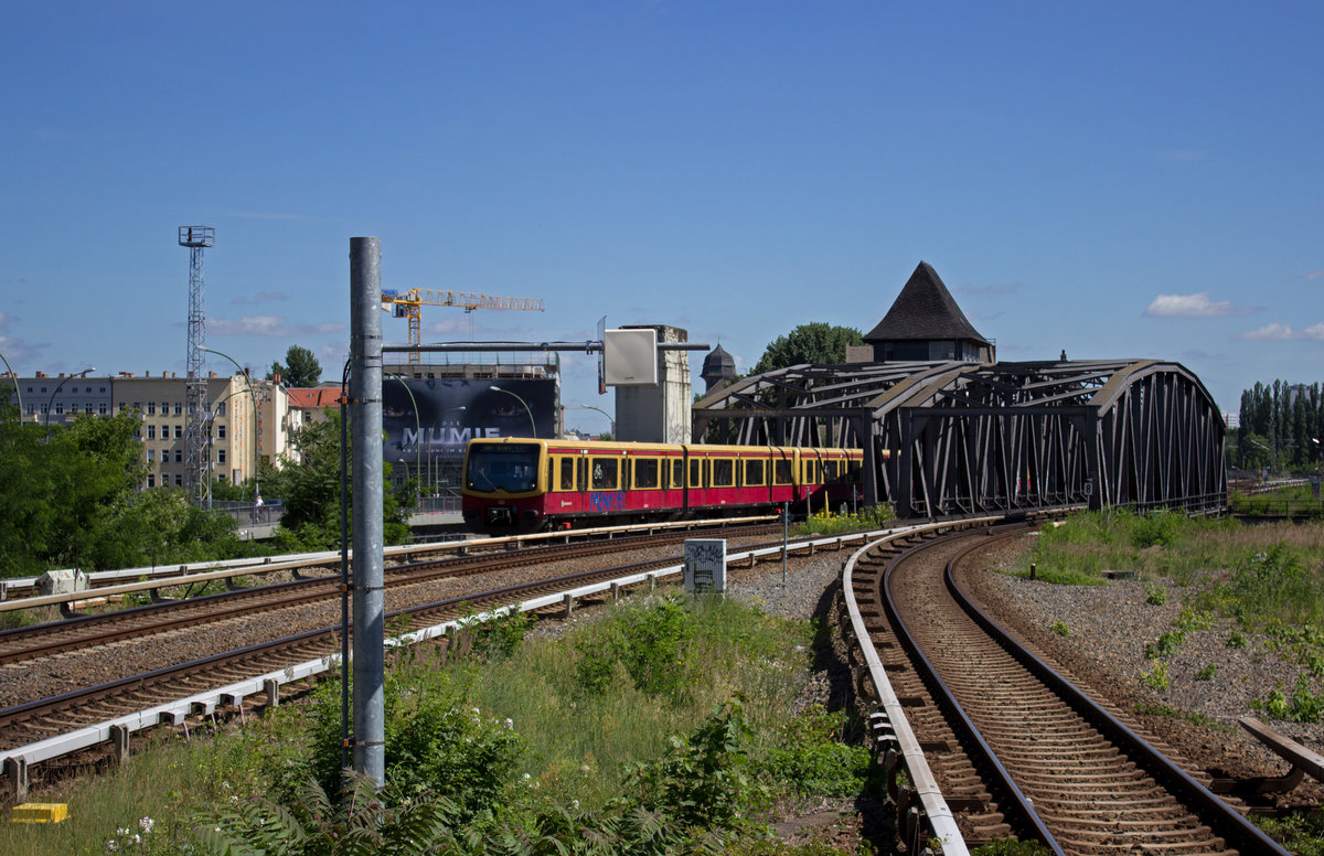 Ein Dreiviertelzug der Ringbahn verl�sst die bekannte Spreebr�cke am Trpetower Park und h�lt in K�rze an der gleichnamigen Haltestelle.