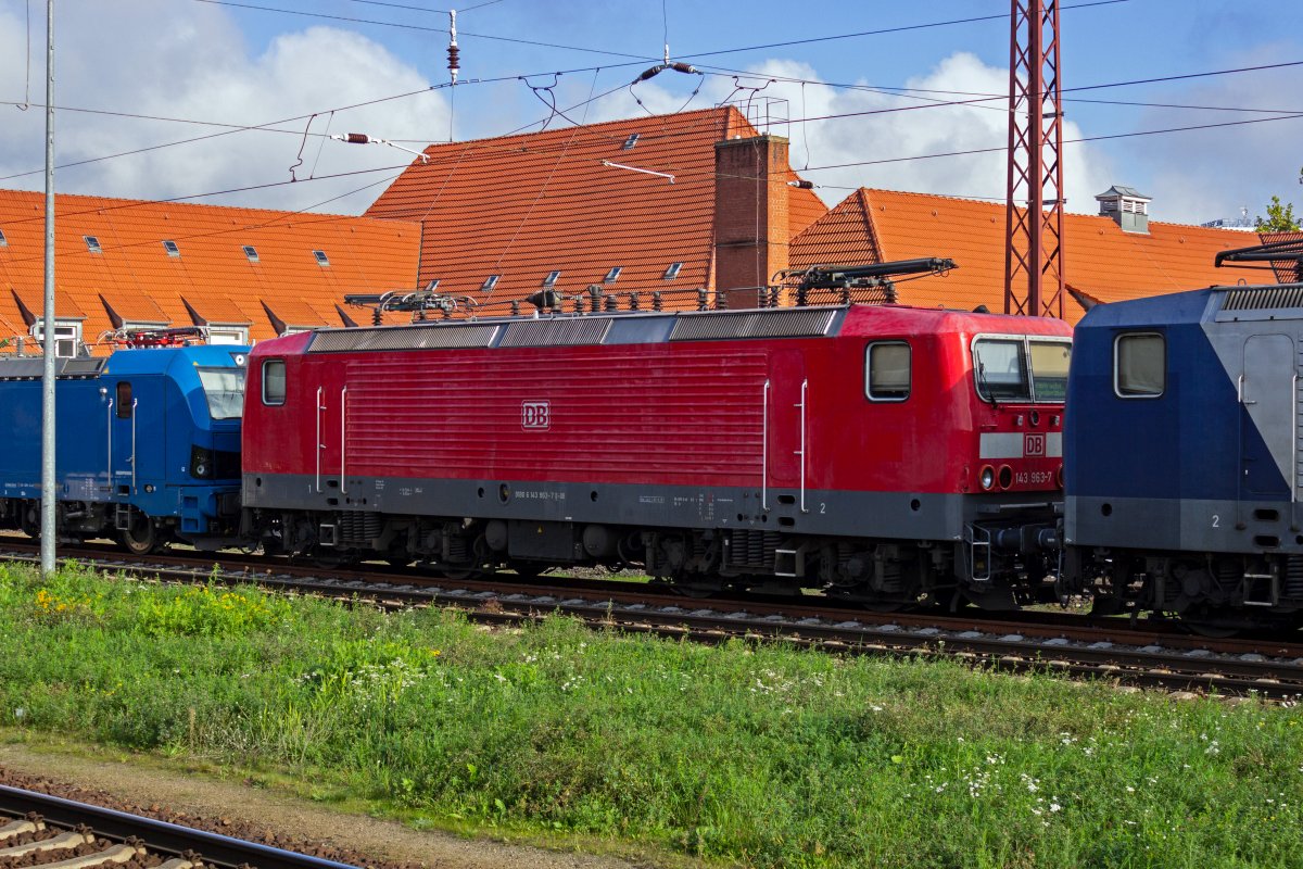 Ein gro�er Teil der noch bei der DB aktiven Loks der Baureihe 143 geh�ren zum firmensinternen Mietlokpool und werden, teils kurzfristig an verschiedene Verkehrsunternehmen vermietet. 143 963 wurde zwischen 2018 und 2020 mehrmals f�r einige Wochen an das Unternehmen Delta-Rail vermietet. W�hrend der bisher letzten Vermietung h�lt die Lok am 17.10.2020 in Frankfurt Wochenendruhe.