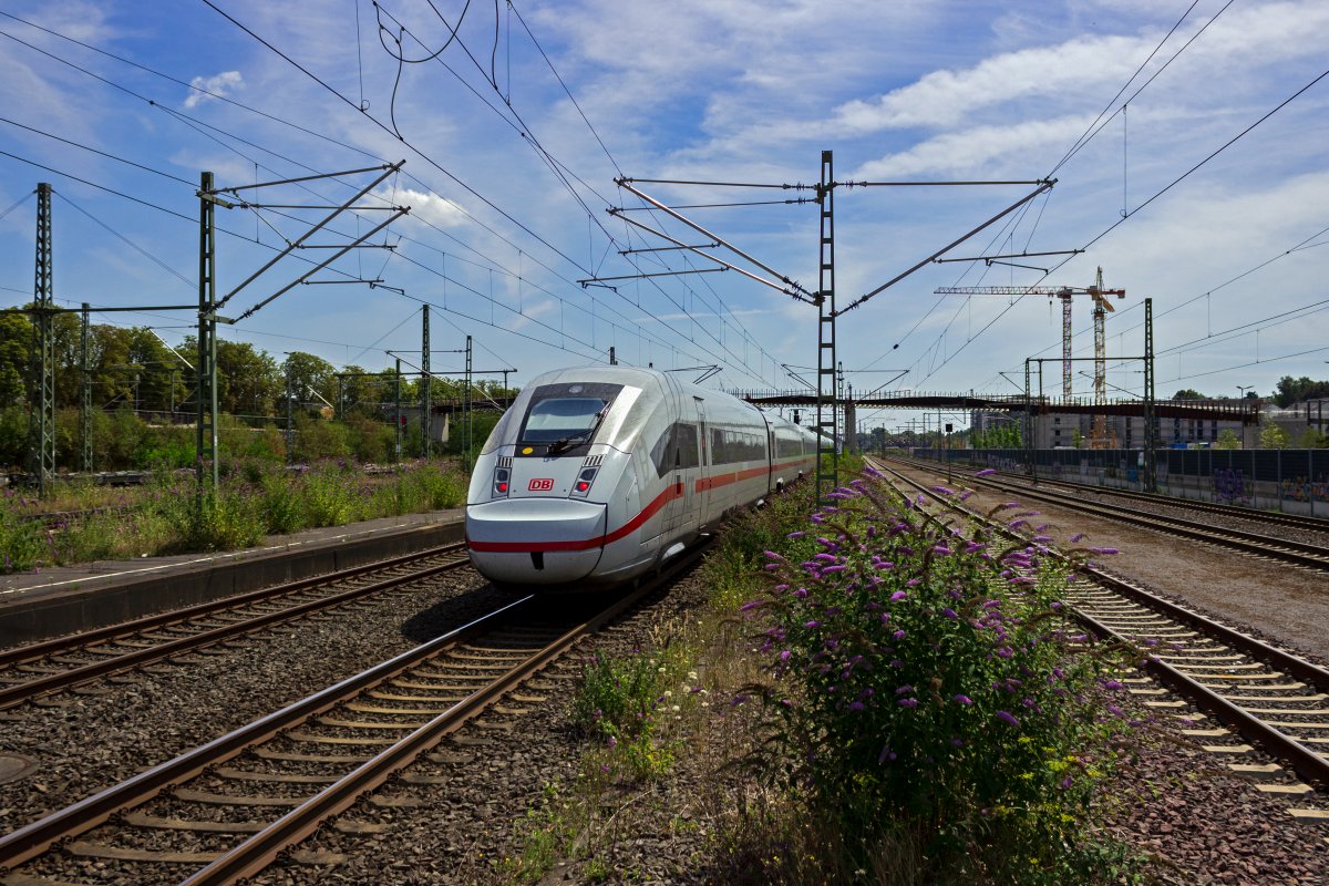 Ein nicht identifizierbarer ICE4 durchf�hrt auf dem Weg von Berlin nach K�ln Opladen.