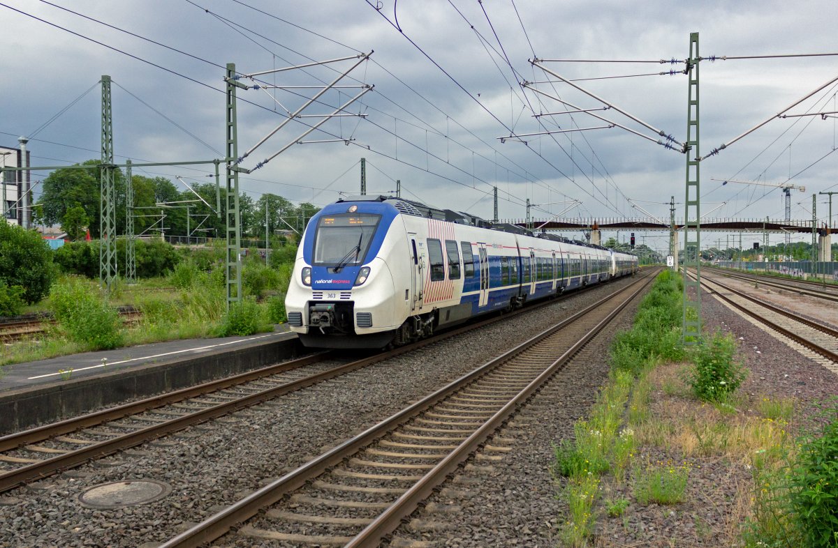 Ein RE7 von Krefeld nach Rheine, gebildet aus den TALENT-Triebwagen 9442 363 und 352 f�hrt am 08.07.21 in Opladen ein.
