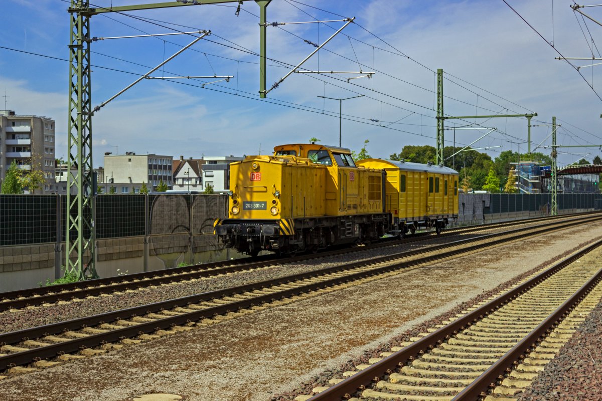 Ein recht obskures Bahndienstfahrzeug, ein Ger�tewagen f�r einen Tunnelsp�lzug der Bauart TSZ-E 791.3 mit der Nummer 99 80 9320 023-1, gezogen von 203 301 im Bahnhof Opladen am 30.07.22