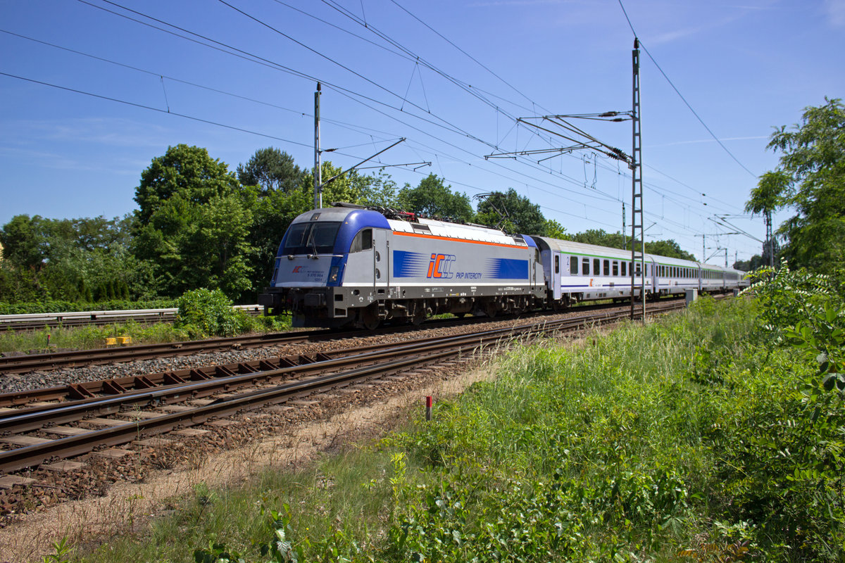 Ein regul�rer EC auf dem regul�ren Fahrweg mit einer Lok im regul�ren Lack. Pure Durchschnittlichkeit mit 5370 004 am Abzw. Stadtwald am 07.06.16.