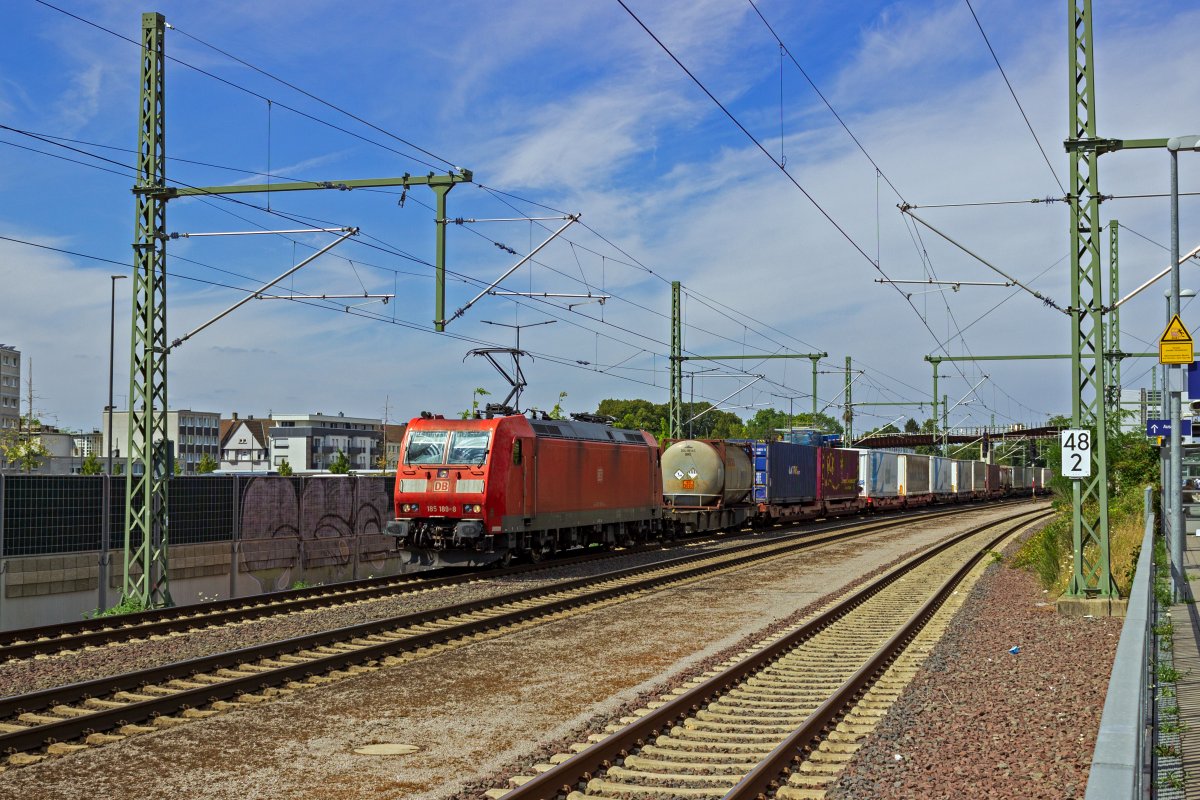 Ein Trailerzug durchf�hrt gezogen von 185 189 s�dlich durch Opladen.
