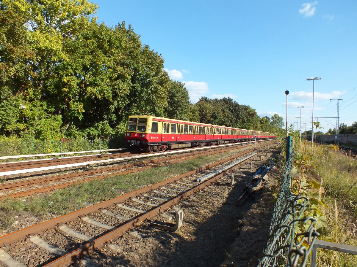 Ein weiterer 485er-Vollzug erreicht Berlin-Karlshorst. So ein 10-Minutentakt wirkt manchmal dichter als man denkt. 2.10.13 
S3 -> Ostkreuz.