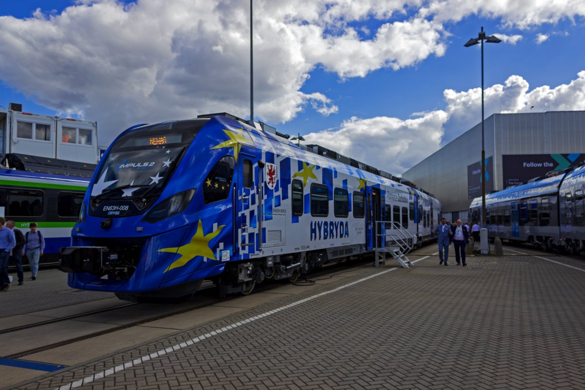 Ein weiterer Hybridtriebzug aus polnischer Produktion, der auf der InnoTrans ausgestellt war: Der von Newag hergestellte EN63H-008 vom Typ Impuls 2 ist für den Nahverkehr in der Region Pomorze Zachodnie (Westpommern) vorgesehen.