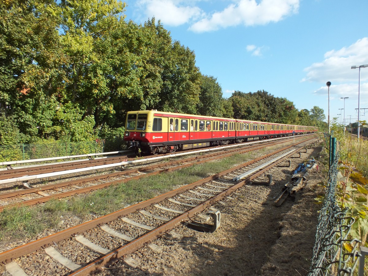 Ein weiterer Vollzug 485er am 2.10.13 in Berlin-Karlshorst. Es f�hrt 485 109.
S3 -> Ostkreuz