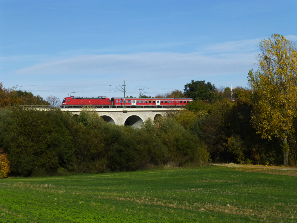 Eine 182 der DB zieht am 22.10.13 den RB von Halle nach Eisenach �ber den Viadukt bei Erfurt-Vieselbach.