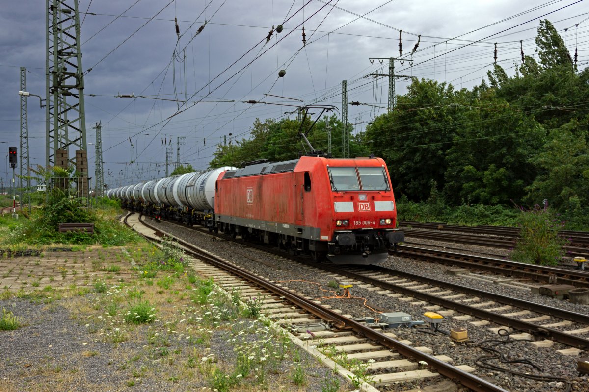 Eine der �ltesten Lokomotiven der Baureihe 185, 185 006, war am 26.07.23 in Hamm mit einem Kesselwagenganzzug unterwegs.