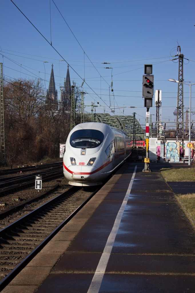 Eine äußerst hohe ICE-Dichte herrscht rund um Köln. Viele, die auf dem Weg nach Frankfurt sind, wenden dabei in Köln. 403 052, der uns hier entgegenkommt, war wenige Minuten zuvor aus der Gegenrichtung angereist. Während des Aufenthalts hatte man ihn noch um einen zweiten (hier nicht zu sehenden) Zugteil erweitert, der aus 403 025 bestand.